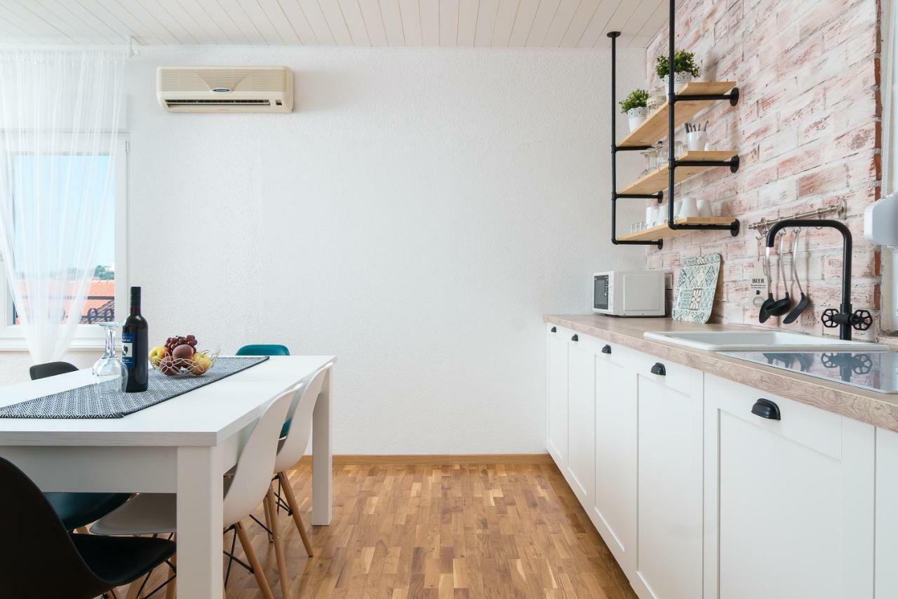 Apartman Regius White โตรกีร์ ภายนอก รูปภาพ