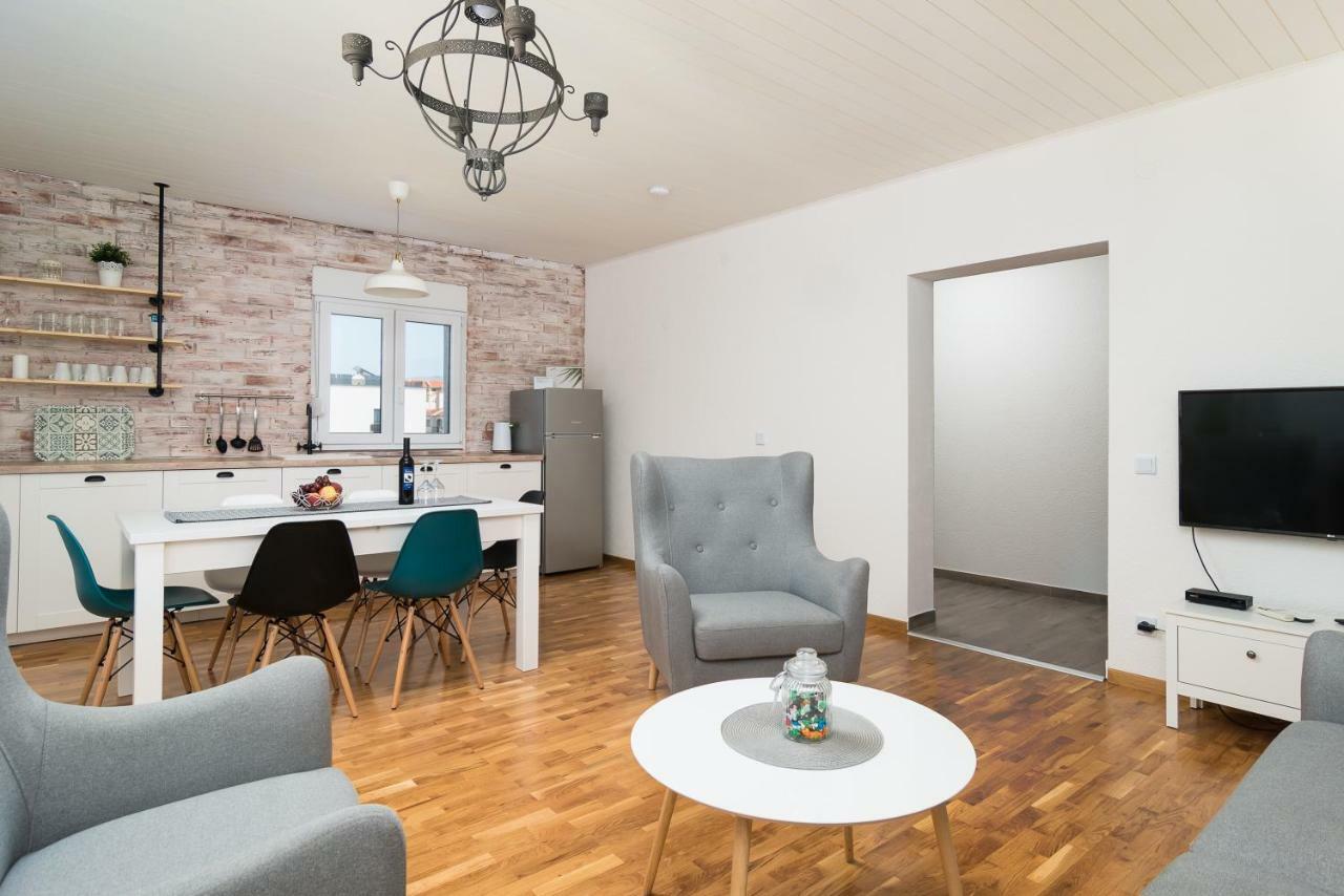 Apartman Regius White โตรกีร์ ภายนอก รูปภาพ