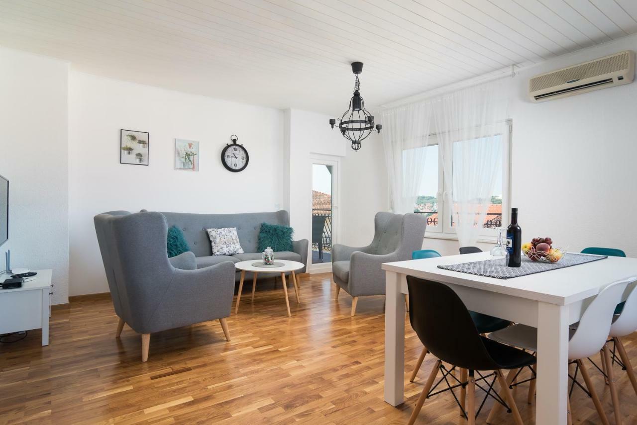 Apartman Regius White โตรกีร์ ภายนอก รูปภาพ